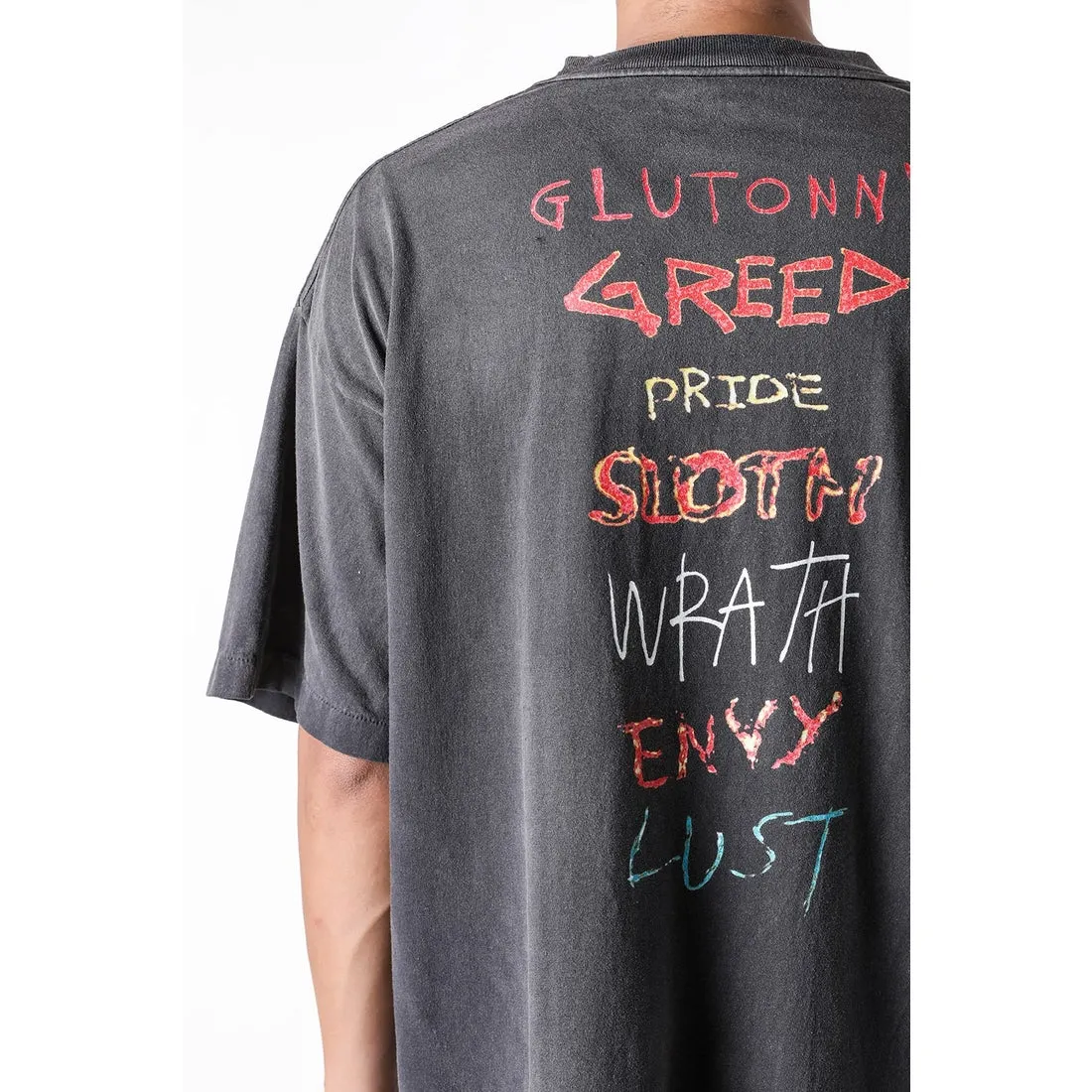 SAINT Mxxxxxx SEVEN DEADLY SS TEE/BLK Phantom SAINT Seven Deadly Sins Printed TEE Washed Black S-XL Look for cylindrical fabrics with no side seams. Don’t buy open width fabrics anymore. It’s boring. Assute garments are dyed. The whole piece is sprayed with Ma Liu. Then spray the heavy parts to fade. The collar and cuffs are frayed. Many hangings are frayed. Accessories are complete. Customized original consistent main mark/wash mark/little angel anti-counterfeiting mark.